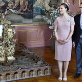 Für ein erstes offizielles Foto nach der Zeremonie wird Prinzessin Estelle in die Wiege von König Karl, dem XI. gelegt, eine pru