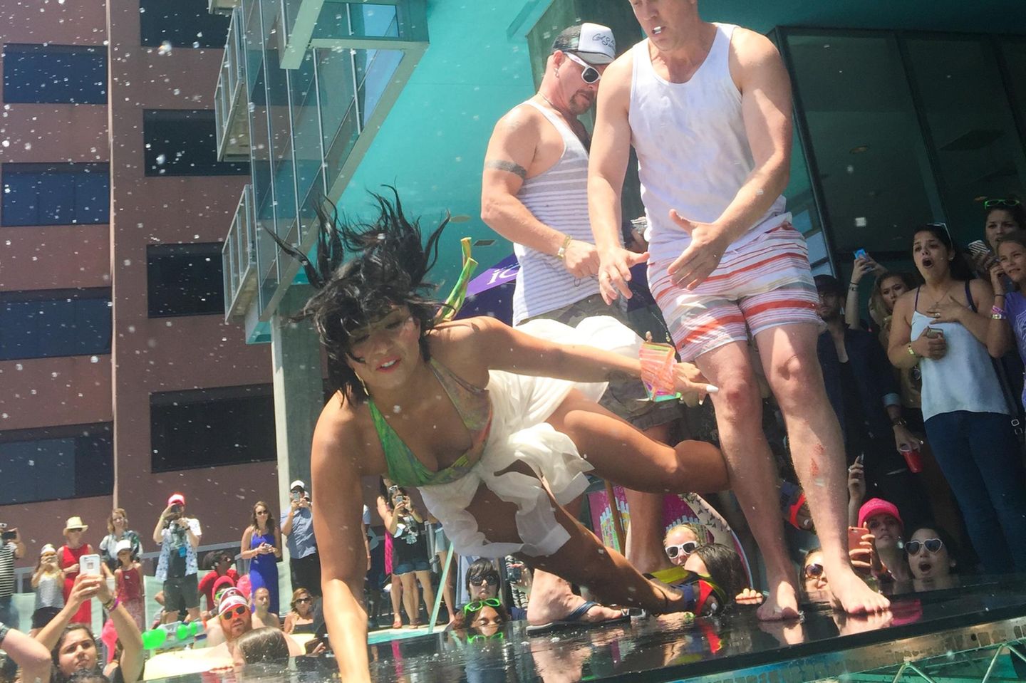 Stage-Diving einmal anders: Demi Lovato stürzt ziemlich uncool vor hunderten von Fans auf der "KISS FM Summer Pool Party" In Los Angeles.
