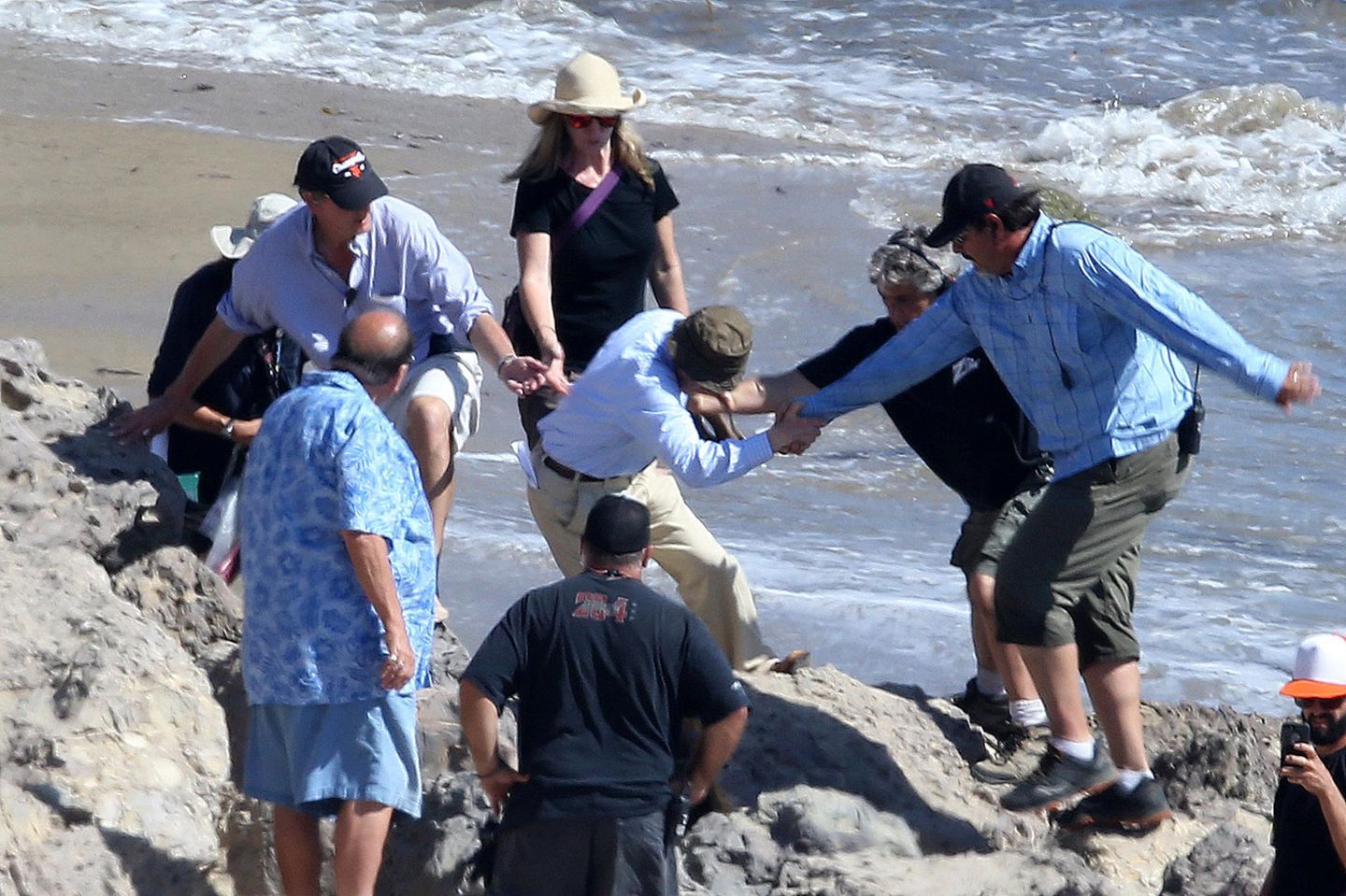Bei Dreharbeiten kommt Regisseur Woody Allen zwischen den Felsen ins Straucheln. Seine Crew eilt ihm zur Hilfe.