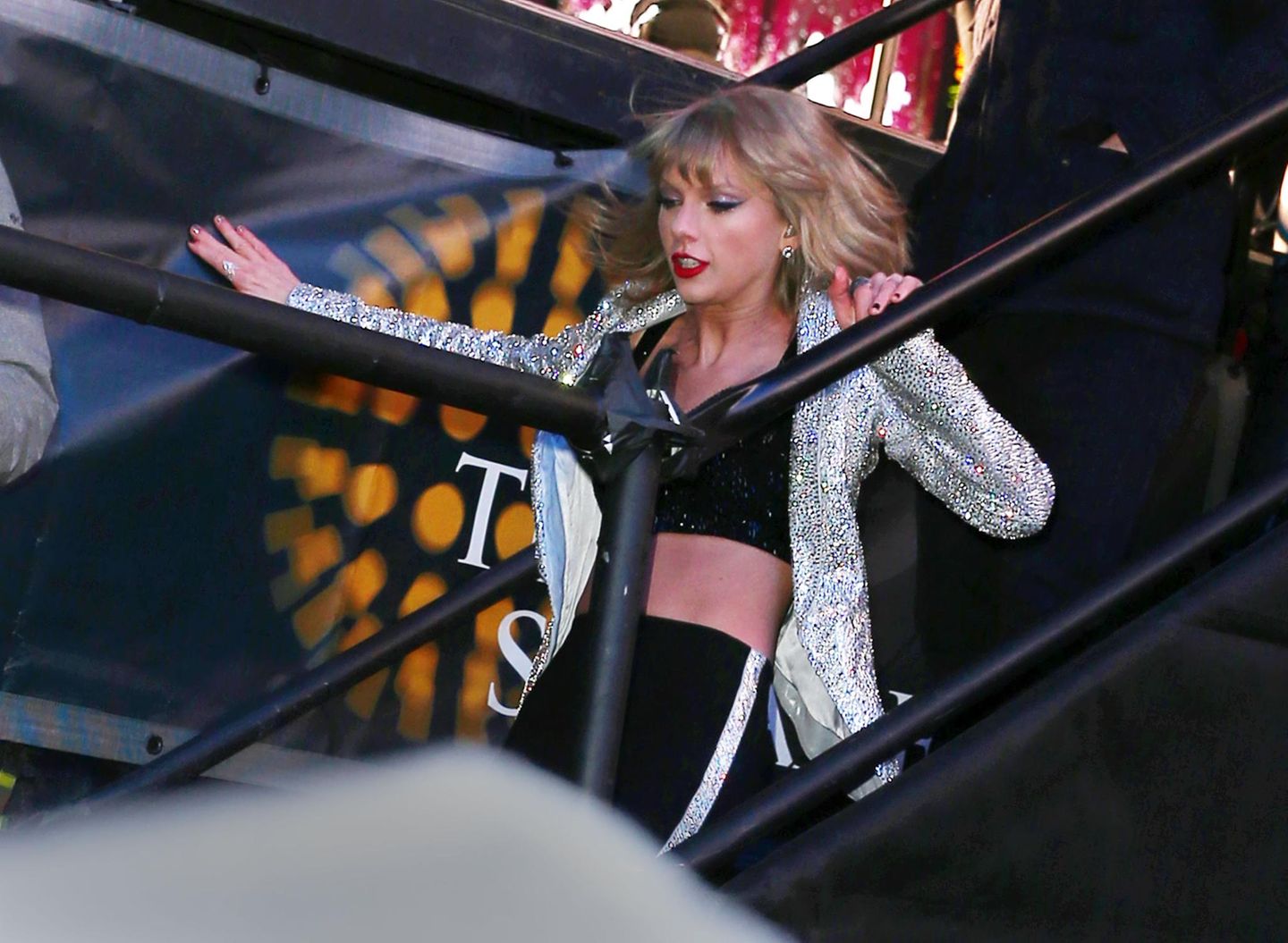 Eine großartige Show abliefern und dann Backstage einfach nur die Treppen runtergehen, kann zu einer Herausforderung werden, das weiß jetzt auch Taylor Swift.