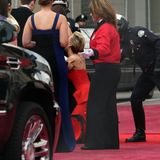 Wie schon im Vorjahr werden bei Jennifer Lawrence die "Academy Awards 2014" zur Stolperfalle. Bei ihrer Ankunft auf dem roten Teppich kommt die Schauspielerin ins Straucheln und muss von den umstehenden Polizisten gestützt werden.