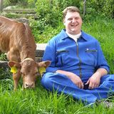 Bauer sucht Frau: Der muntere Mittelfranke Kurt (38) lebt mit seiner Familie auf einen Hof mit 20 Hektar Ackerland, 45 Kühen und