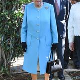 Das babyblaue Ensemble der Queen leuchtet in der Sonne von Malta besonders schön.