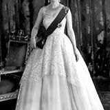 1953: Queen Elizabeth in Norman Hartnell