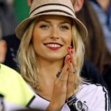 Lena Gercke feuert ihren Freund Sami Khedira beim Spiel gegen Portugal an. Es hat genützt: Deutschland gewinnt mit 1:0.