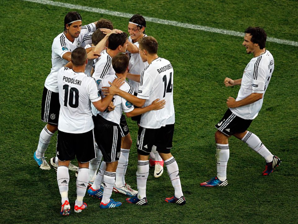 Torjubel ist der schönstre Jubel: Mario Gomez schießt die deutsche Mannschaft zum 2:1-Sieg gegen die Niederlande.