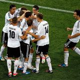 Torjubel ist der schönstre Jubel: Mario Gomez schießt die deutsche Mannschaft zum 2:1-Sieg gegen die Niederlande.