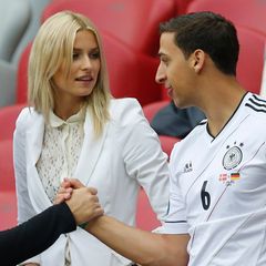 Lena Gercke und Sami Khediras Bruder Rani freuen sich auf die Partie Deutschland gegen Italien.