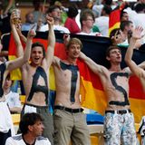 Auch diese jungen Herren gehören eindeutig zu den Fans von Mats Hummels.