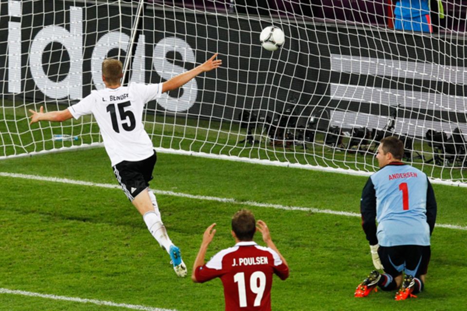 In dem letzten Vorrundenspiel gegen Dänemark ersetzt Lars Bender den gesperrten Jérôme Boateng. In der 80. Spielminute rennt der