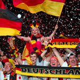 Die deutschen Fans feiern auf der Berliner Fanmeile den 2:1-Sieg gegen die holländische Mannschaft.