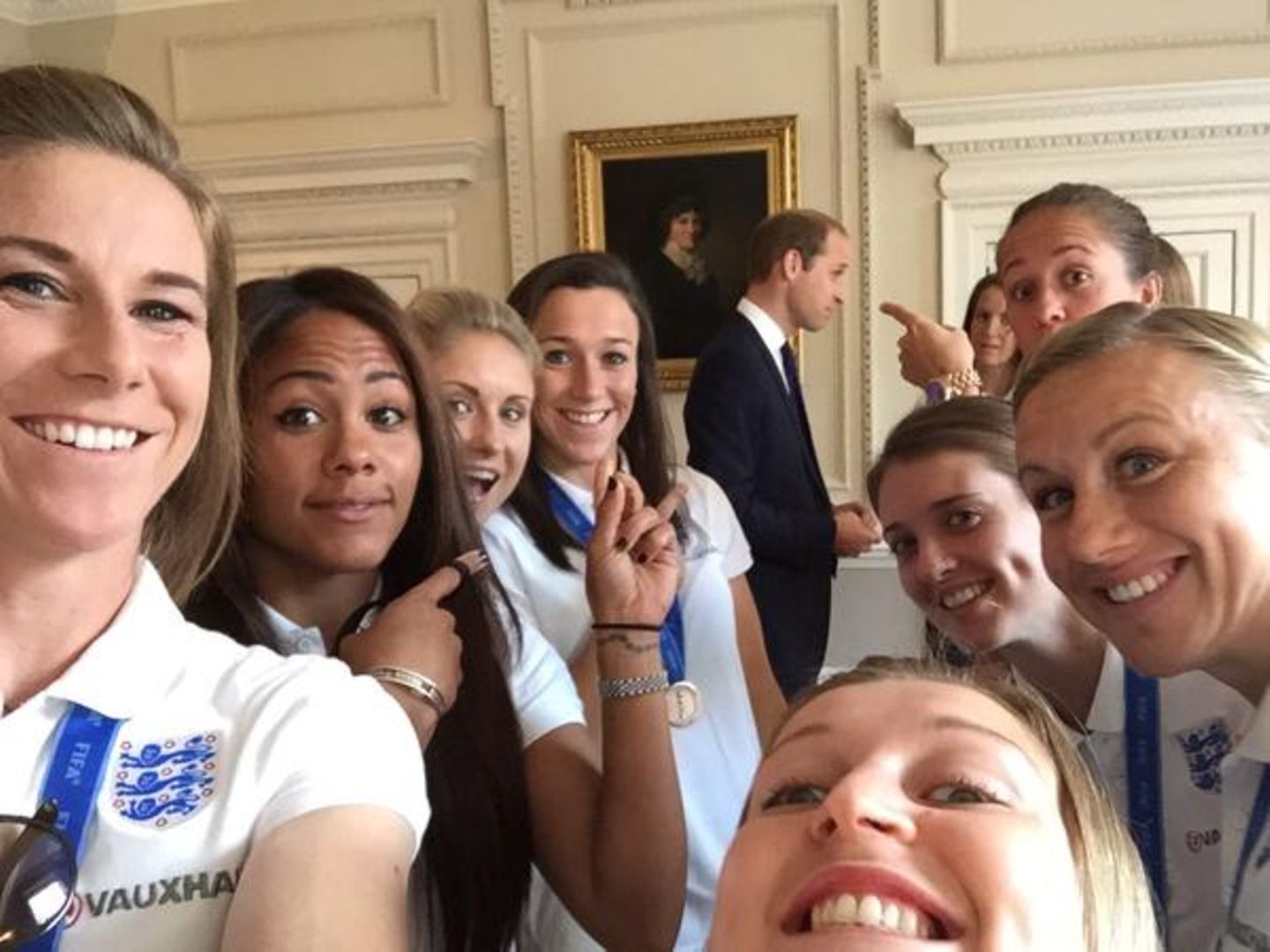9. Juli 2015:  Nach dem erfolgreichen dritten Platz der Frauen–WM sind die Spielerinnen im Kensington Palace zum royalen Frühstück eingeladen und ganz aufgeregt, dass Prinz William wahrhaftig hinter ihnen steht. Schnell noch ein Selfie.