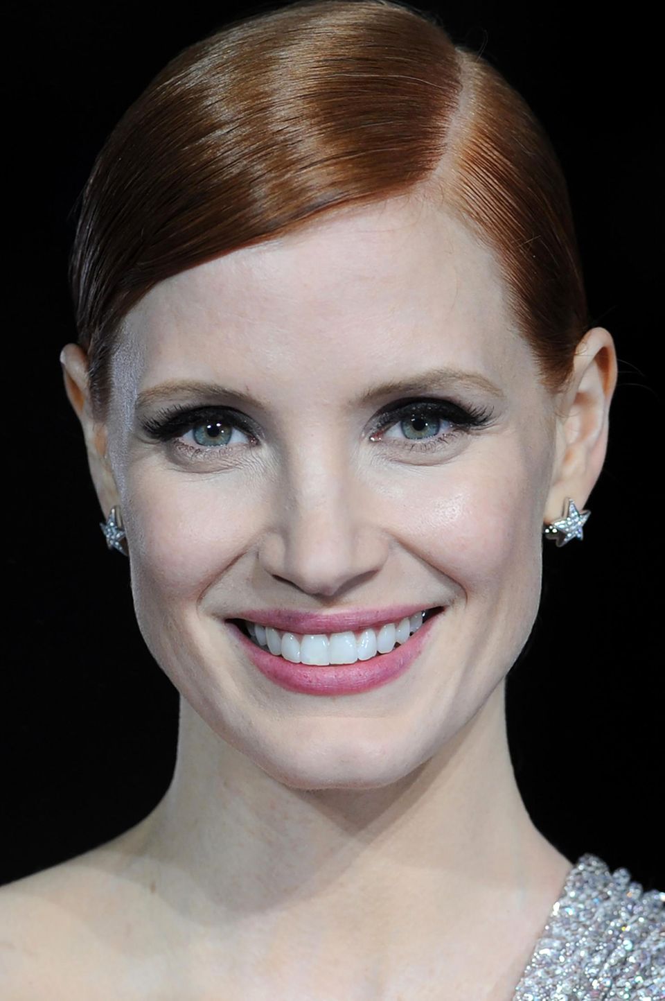 Funkelnde Momente auf dem roten Teppich: Bei der Filmpremiere ihres Films "Interstellar" trug Jessica Chastain die Diamant-Ohrstecker "Géode" von Chanel Fine Jewelry. Die von Weißgold umgebenen Edelsteine glitzerten dabei mit dem Träger ihres Saint Laurent Kleides um die Wette.