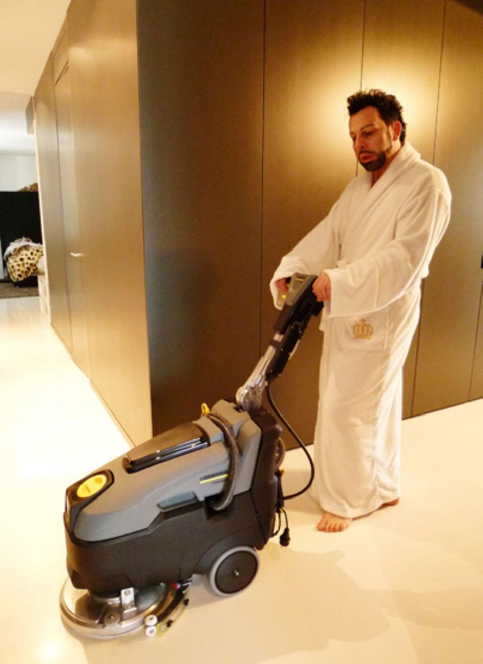 Nach einer Party nimmt Harald Glööckler schon mal selbst die Bohnermaschine in die Hand.