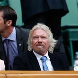 Geschäftsmann Richard Branson schaut sich die Partie zwischen Roger Federer und dem Belgier Xavier Malisse auf dem Center Court