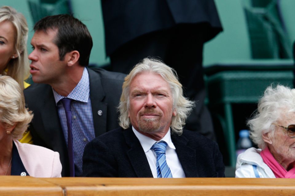 Geschäftsmann Richard Branson schaut sich die Partie zwischen Roger Federer und dem Belgier Xavier Malisse auf dem Center Court