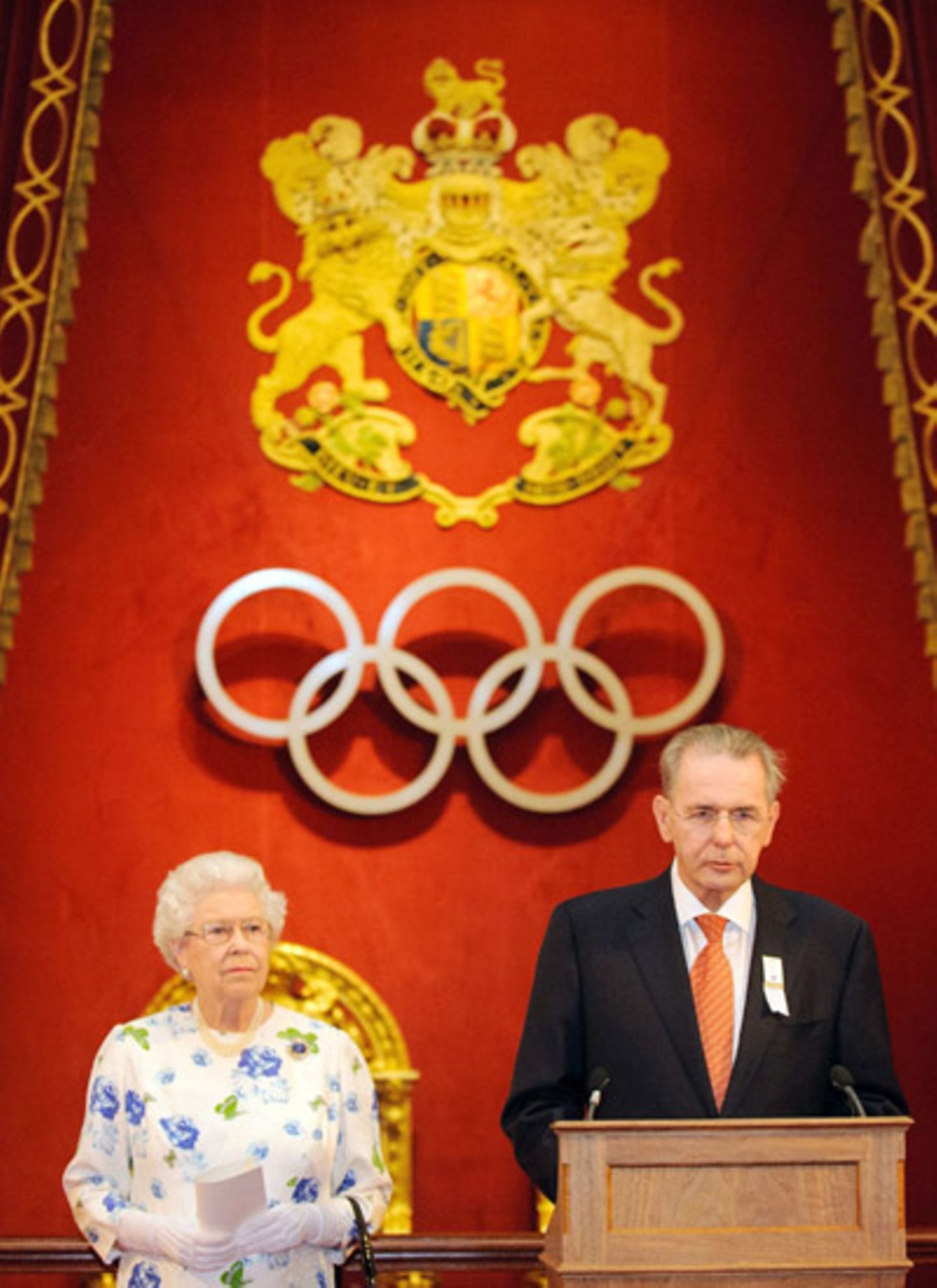 Königin Elizabeth und der Präsident des "Internationalen Olympischen Komitees" Jacques Rogge sprechen beim Empfang des IOC im Bu