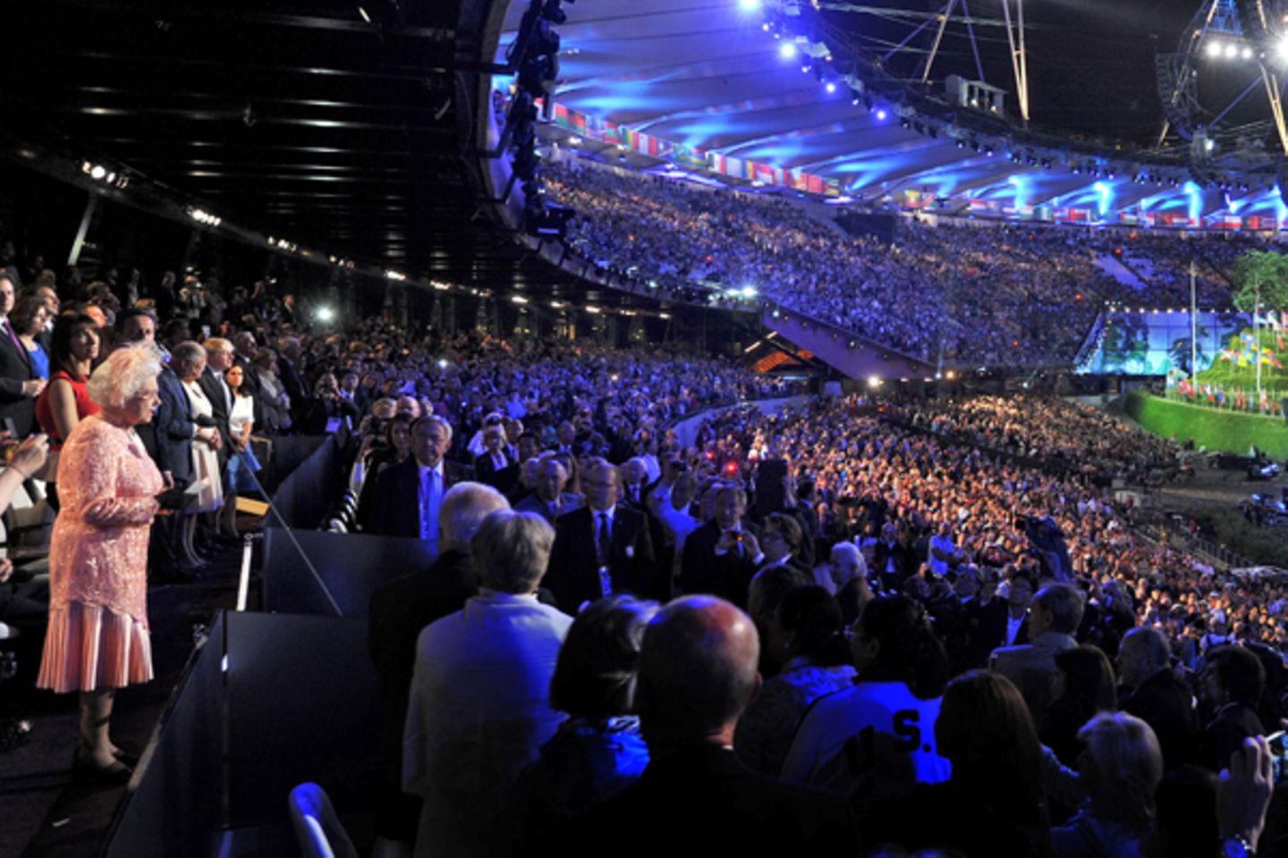 Die Welt schaut auf die Queen im "Olympic Stadium" in London.