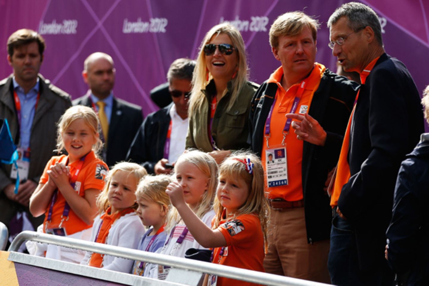 Die niederländische Prinzenfamilie fiebert beim Radrennen der Frauen mit: Prinzessin Máxima und Prinz Willem-Alexander mit ihren