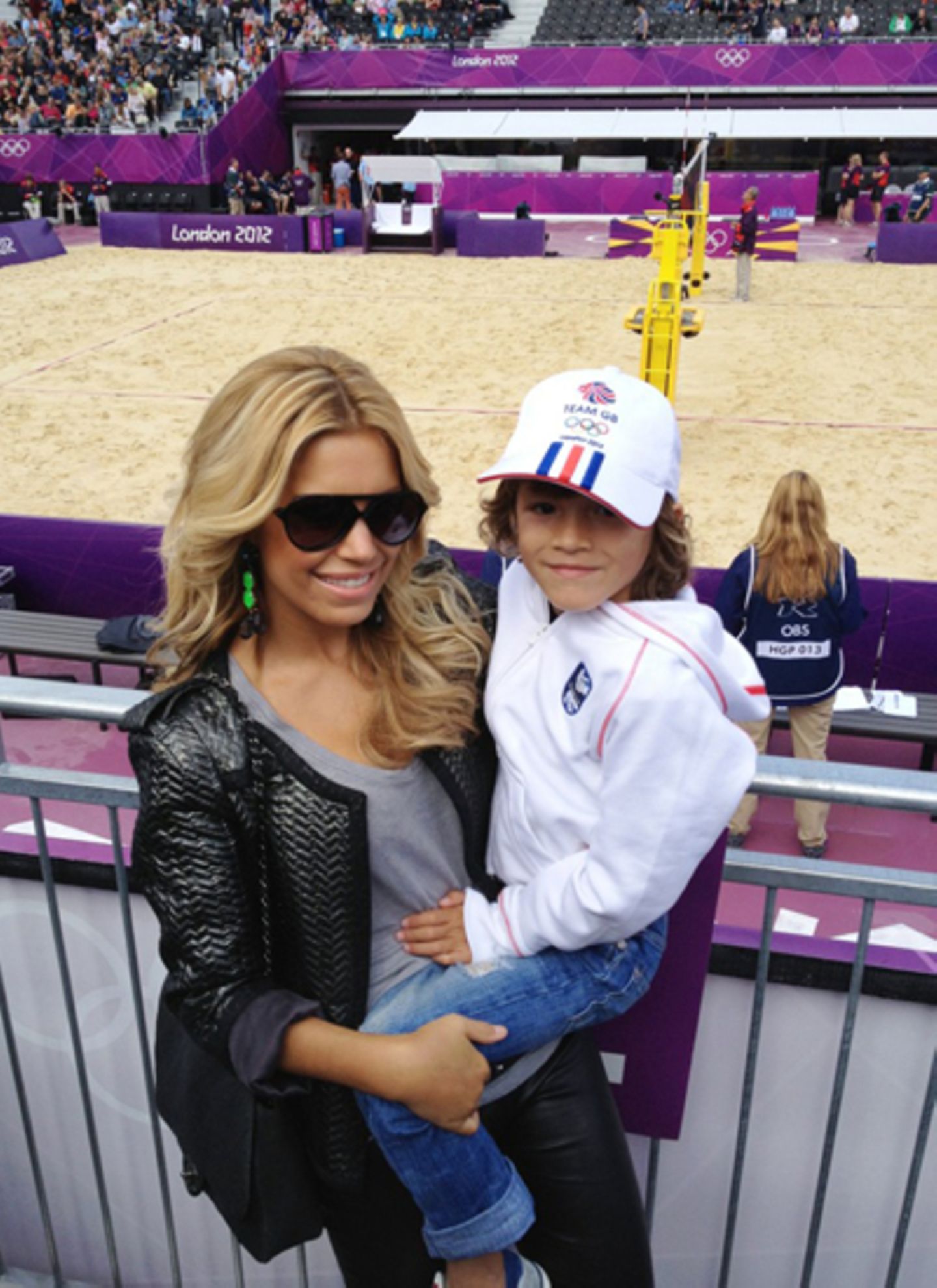 Sylvie van der Vaart ist Olympia begeistert und guckt sich mit Sohn Damian die Beach Volleyballspiele an.