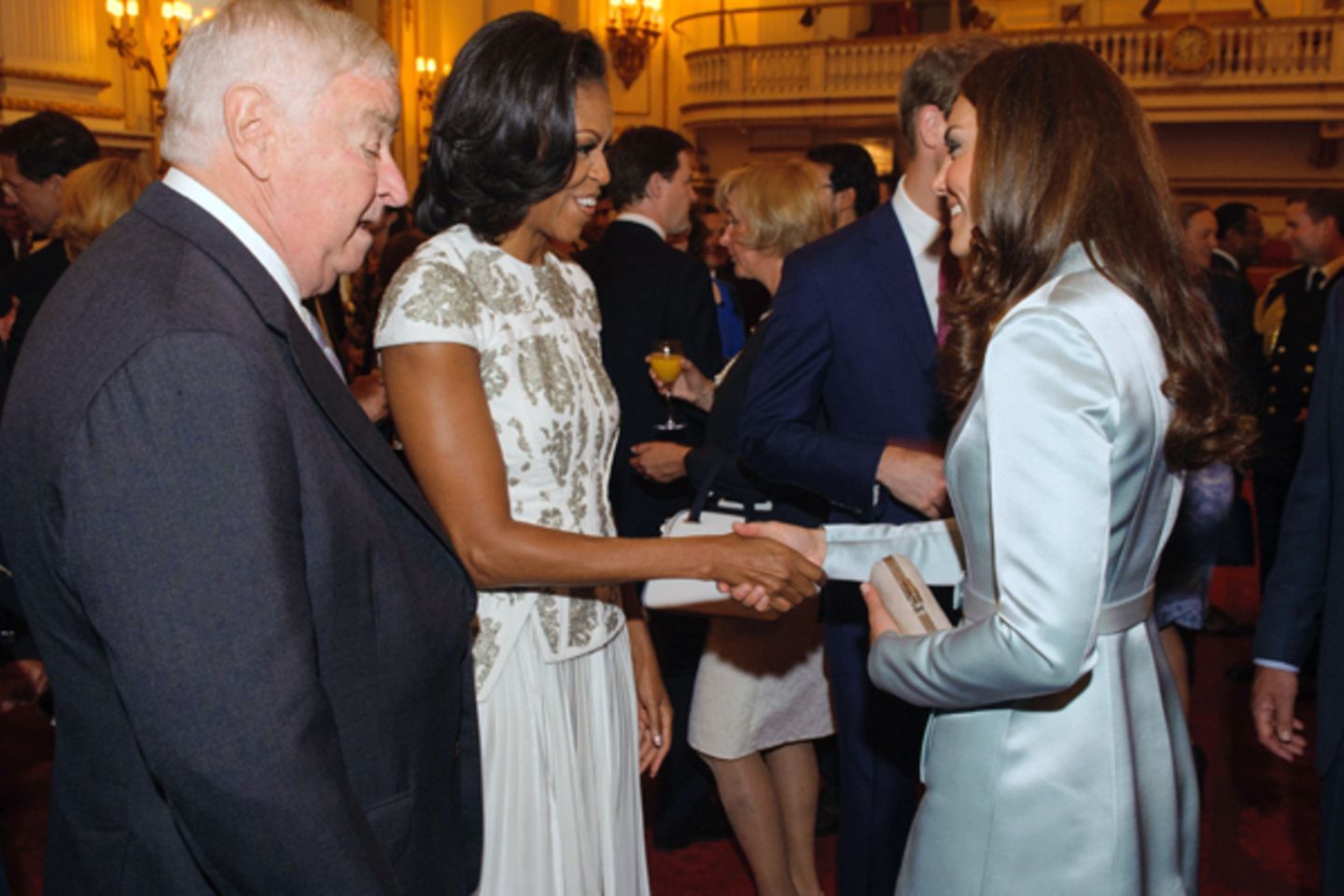 First Lady Michelle Obama und U.S. Botschafter Louis Susman triffen beim Empfang im Buckingham Palast Herzogin Catherine.