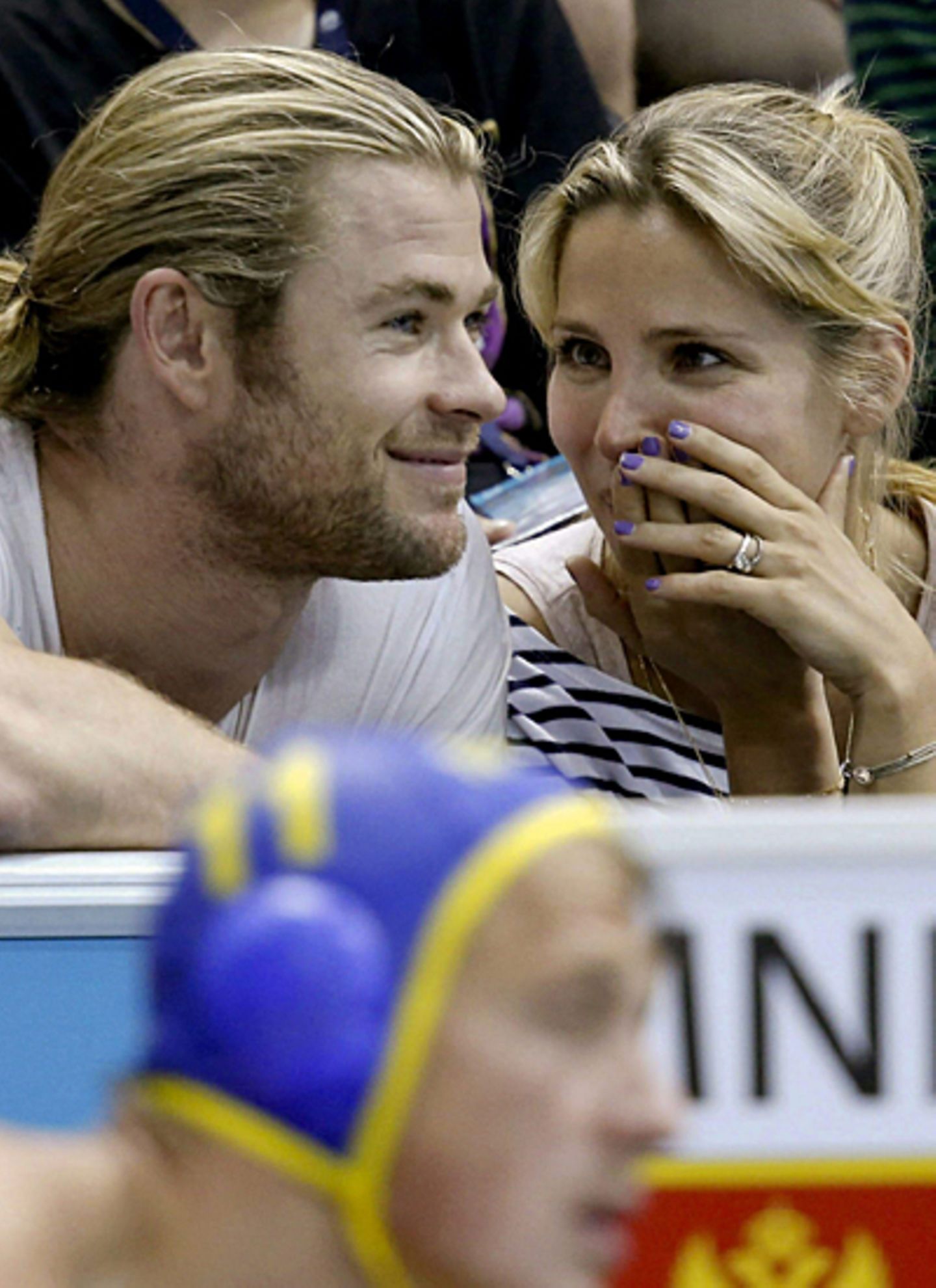 Chris Hemsworth und seine Frau Elsa Pataky verfolgen das Wasserpolospiel zwischen ihren Landsmännern aus Spanien und Montenegro.