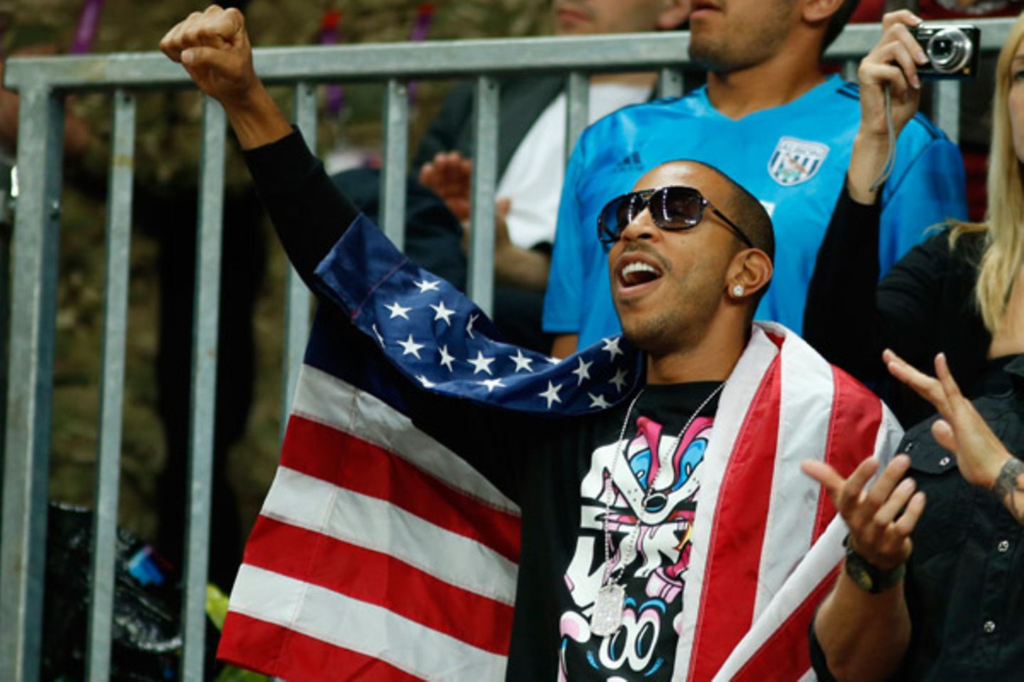 Der Rapper Ludacris feuert das US-amerikanische Basketballteam gegen das Team aus Argentinien an.