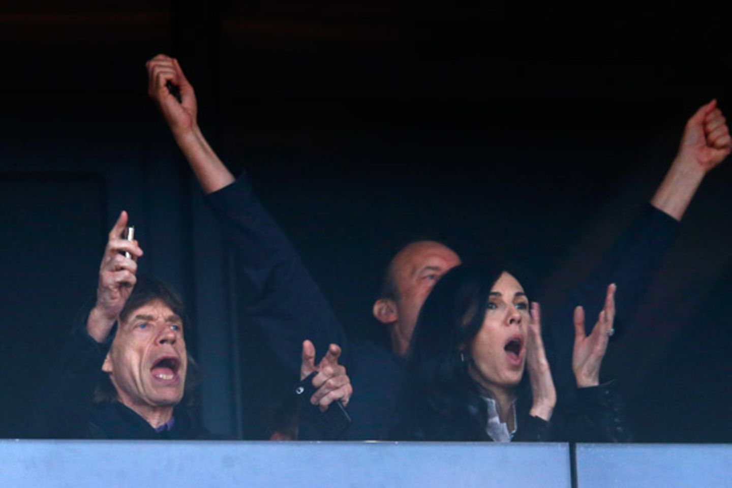"Rolling Stone" Mick Jagger und seine Freundin L'Wren Scott fiebern bei den Leichtathleten im Olympia Stadion mit.