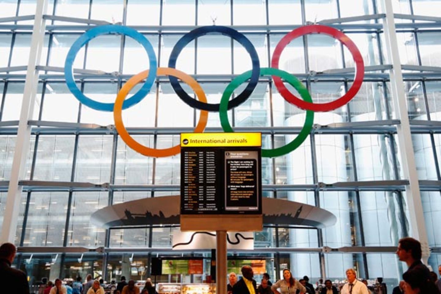 Auch am Flughafen Heathrow herrscht olympische Stimmung: Im Terminal Five hängen die olympischen Ringe über der Ankunftshalle.