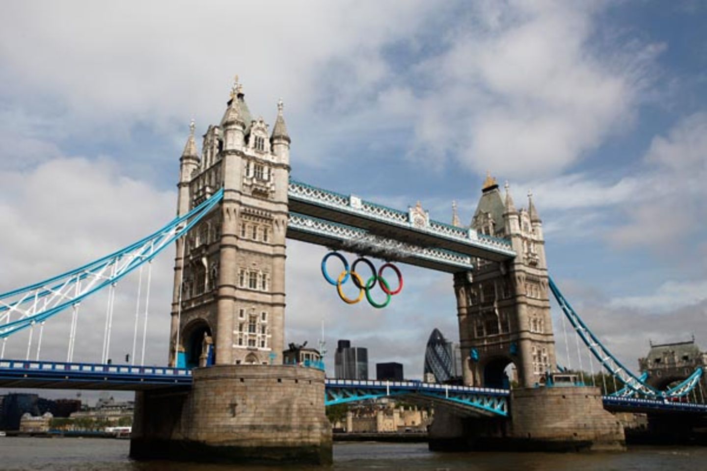 London versprüht olympisches Flair: Gut sichtbar hängen die fünf olympischen Ringe an der weltberühmten Tower Bridge.