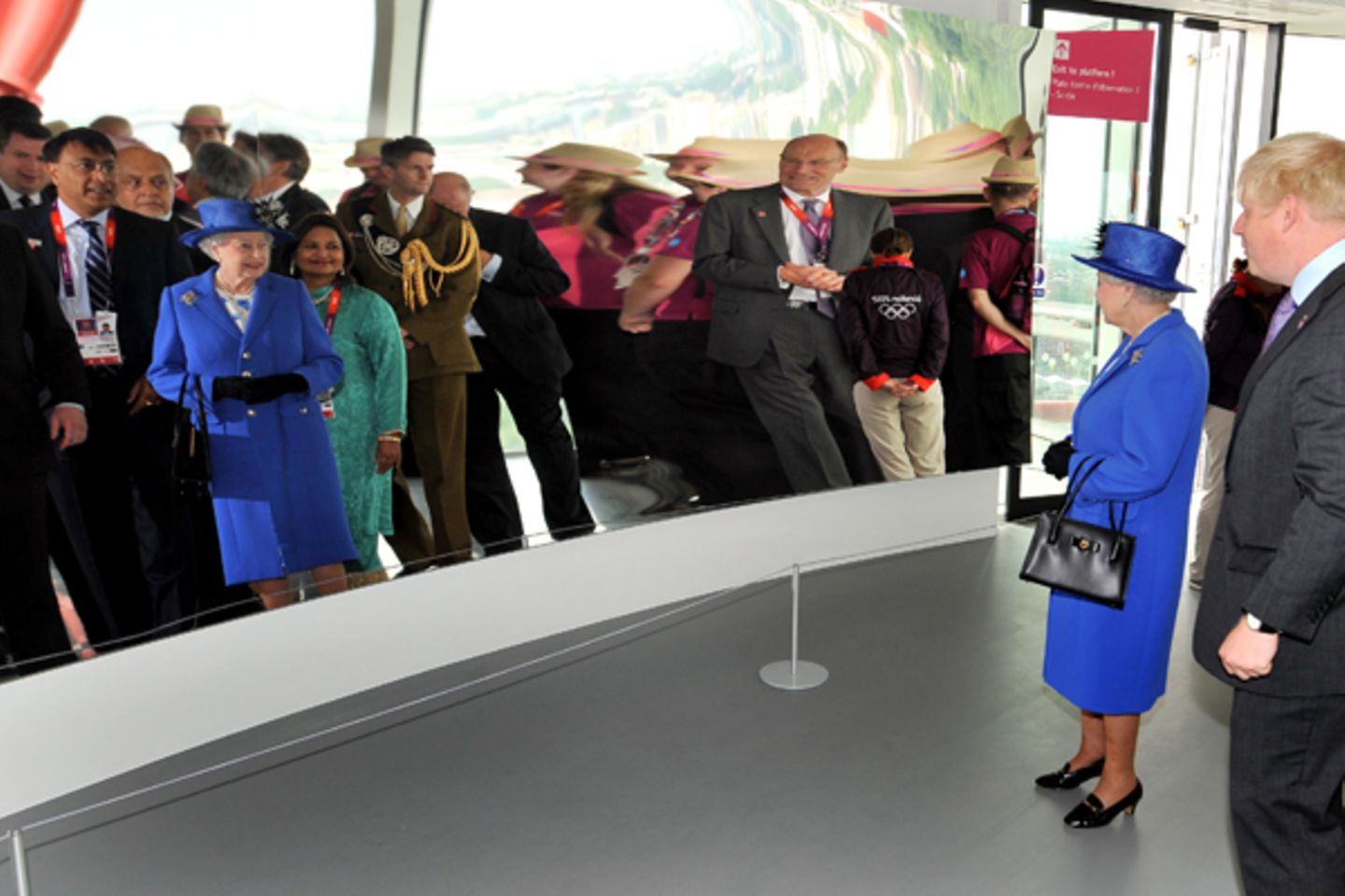 Bei der Besichtigung des Olympia Parks führt Londons Bürgermeister Boris Johnson die Queen durch eine Spiegelgalerie.
