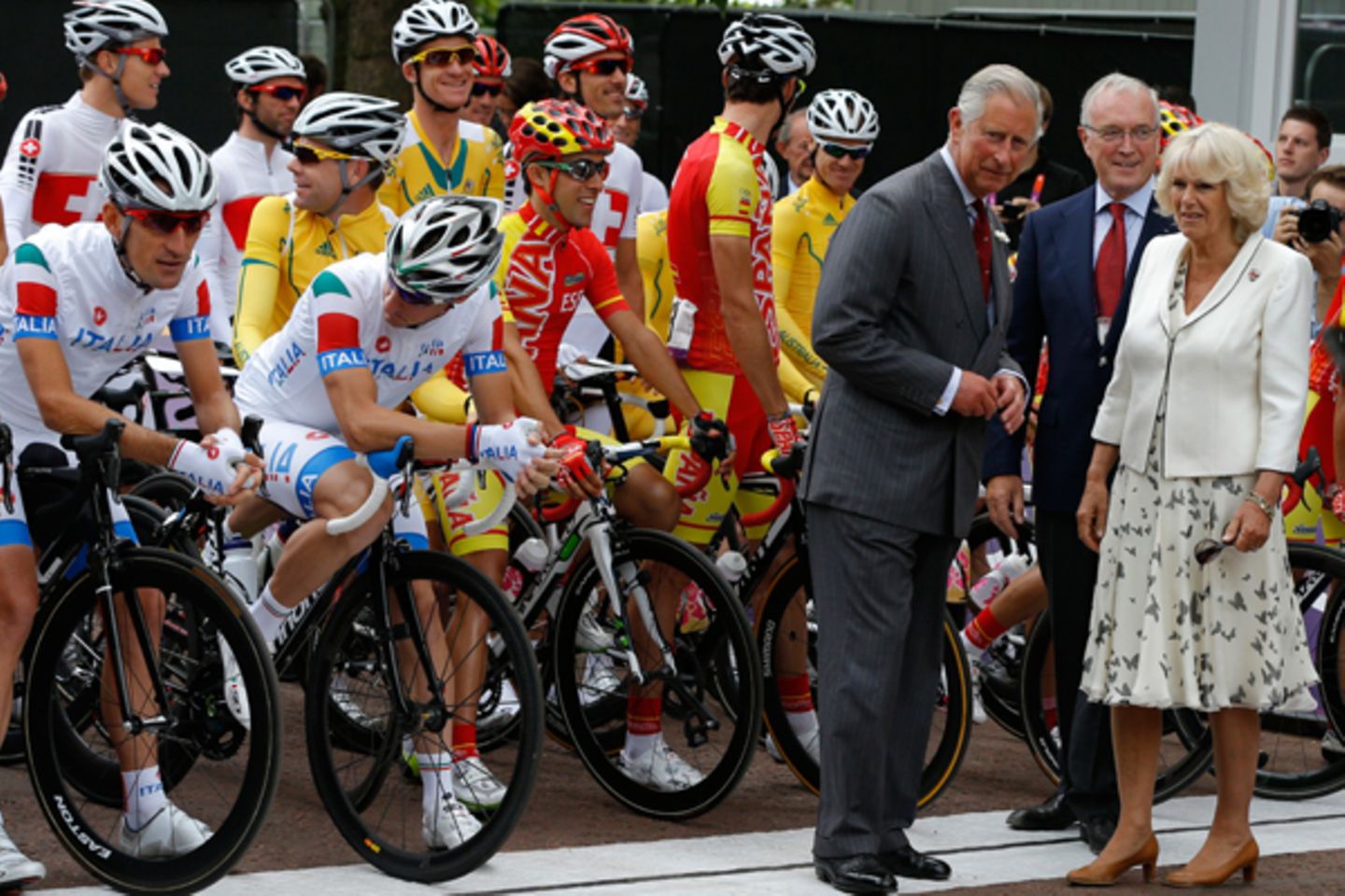 Auf die Plätze, fertig, los! Prinz Charles und Herzogin Camilla interessieren sich für das Radrennen.