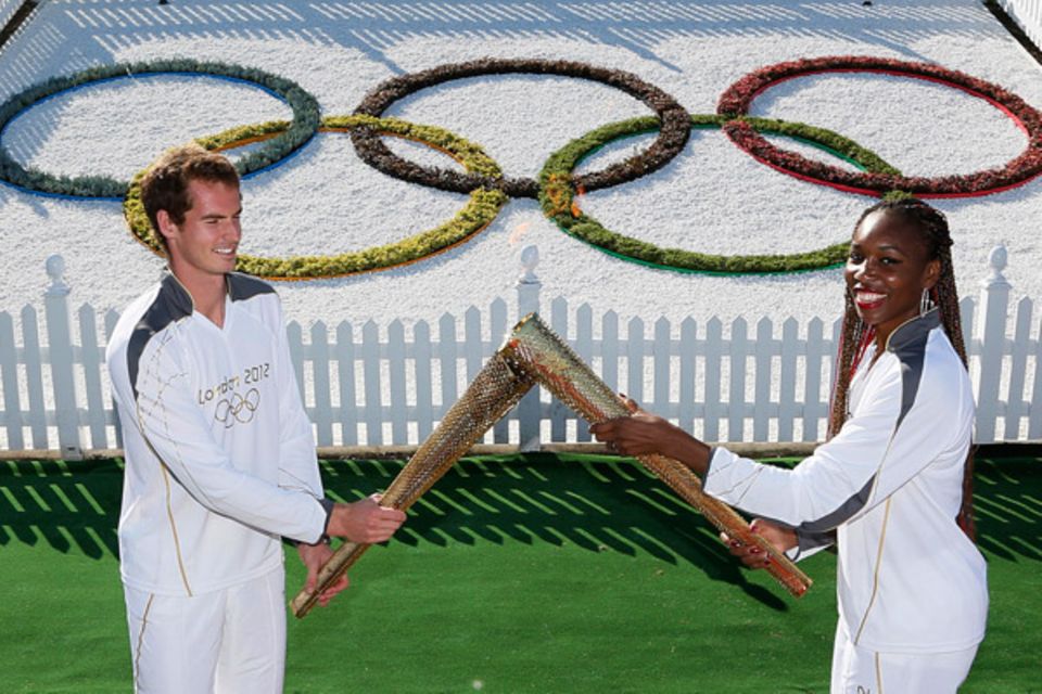Die Tennisprofis Andy Murray und Venus Williams halten die Flamme auf dem Tennisplatz des "All England Lawn Tennis Club".