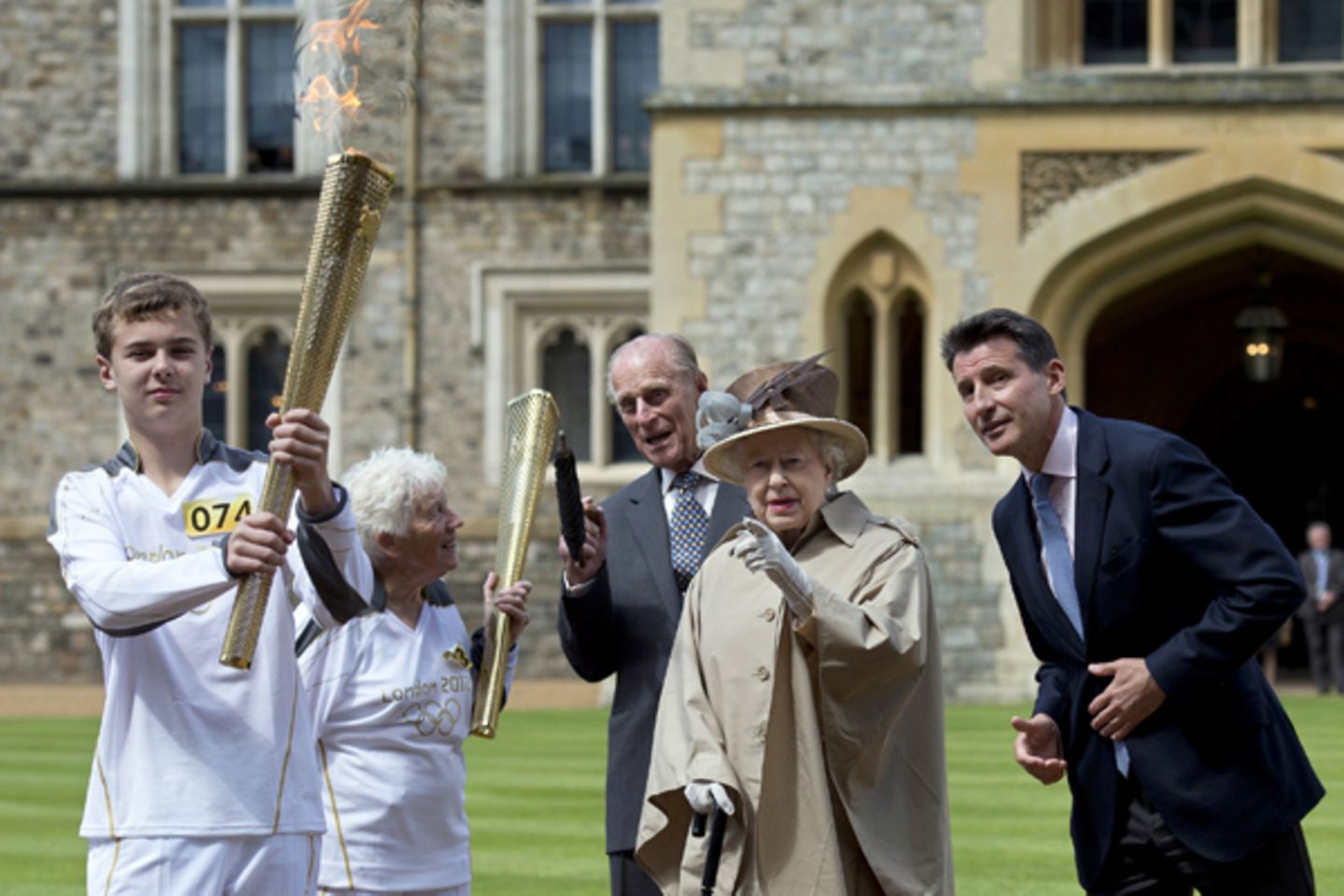 Queen Elizabeth und Prinz Philip verabschieden das olympische Feuer aus Windsor.