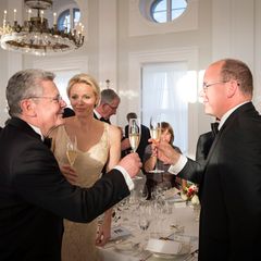 Bundespräsident Joachim Gauck und Fürst Albert stoßen auf die deutsch-monegassische Freundschaft an.