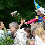 Prinzessin Victoria bekommt Blumen von Jung und Alt, Groß und Klein ...