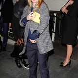 Drew Barrymore weiß, wie man farbliche Akzente setzt. Zum blau-grauen Outfit trägt sie rote Pumps und die hellgelbe Clutch.