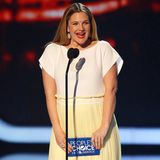 Bei den People's Choice Awards in L.A. zeigt sich Drew Barrymore in einem frühlingshaften Stretch-T-Shirt-Kleid mit schwingendem Micro-Plissé-Rock von Vionnet.