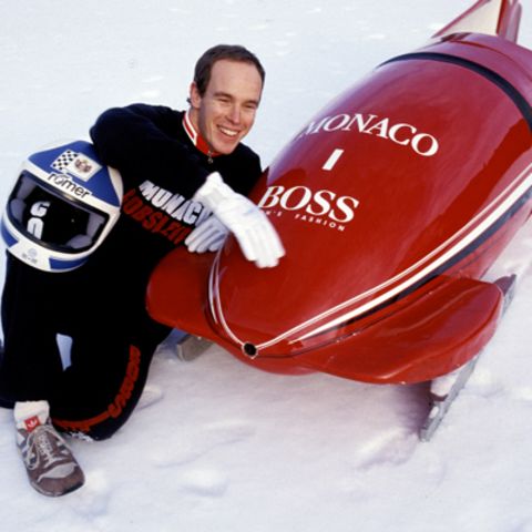 Olympische Spiele: Fürst Albert ​​​​​​​Während seiner Zeit als Kronprinz trat Albert bei fünf Olympischen Winterspielen in Folge als Bobfahrer an, von 1988 in Calgary bis 2002 in Salt Lake City. Der sportliche Ehrgeiz liegt ihm in den Genen: Großvater und Onkel mütterlicherseits gewannen zahlreiche Ruder-Medaillen für die USA. Seit 1985 ist er Mitglied des Internationalen Olympischen Komitees und seit 1994 Vorsitzender des Nationalen Olympischen Komitees von Monaco.