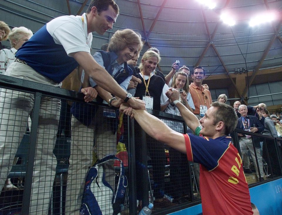 Iñaki Urdangarin  Gleich dreimal spielte der Ehemann von Prinzessin Cristinas von Spanien für die spanische Mannschaft im olympischen Handball-Wettbewerb um Gold. 2008 erreichte er mit seinem Team Bronze.