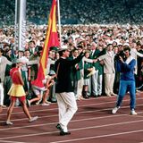 Prinz Felipe  1992 finden die Olympischen Spiele in Barcelona statt. Spaniens Thronfolger, als Mitglied der Segelmannschaft, hat die Ehre, die Fahne seines Heimatlandes ins Stadion zu tragen. Bei den Wettkämpfen erreichte er einen sechsten Platz.