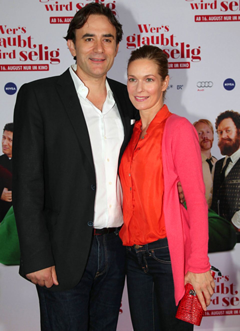 Wer's glaubt wird selig: Die Schauspielerin Lisa Martinek sieht sich den Film mit ihrem Mann Giulio an. Wer's glaubt wird selig: Die Schauspielerin Lisa Martinek sieht sich den Film mit ihrem Mann Giulio an.