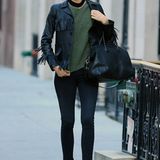 Miranda Kerr in einer Fransenjacke von Saint und einer schlichten Jeans von Frame Denim. Über ihrem Arm hängt lässig eine Satchel-Bag von Givenchy.