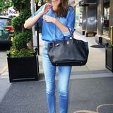 Im Allover-Jeans-Look spaziert Mirana Kerr durch die Straßen New Yorks. Die schwarze Birkin-Bag von Hèrmes sowie angesagte Leo-Pumps geben dem Outfit die glamouröse Note.