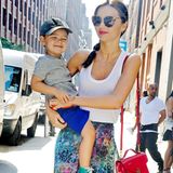 Neben Söhnchen Flynn ist der blumige Chiffonrock von Topshop Miranda Kerrs schönster Hingucker.