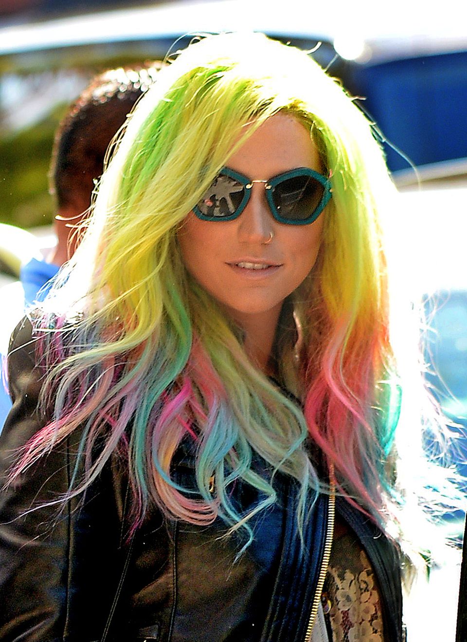 Kesha hatte wohl genug von für sie fast langweiligen Blond, und geht beim Färben gleich ins andere Extrem: Regenbogenfarben