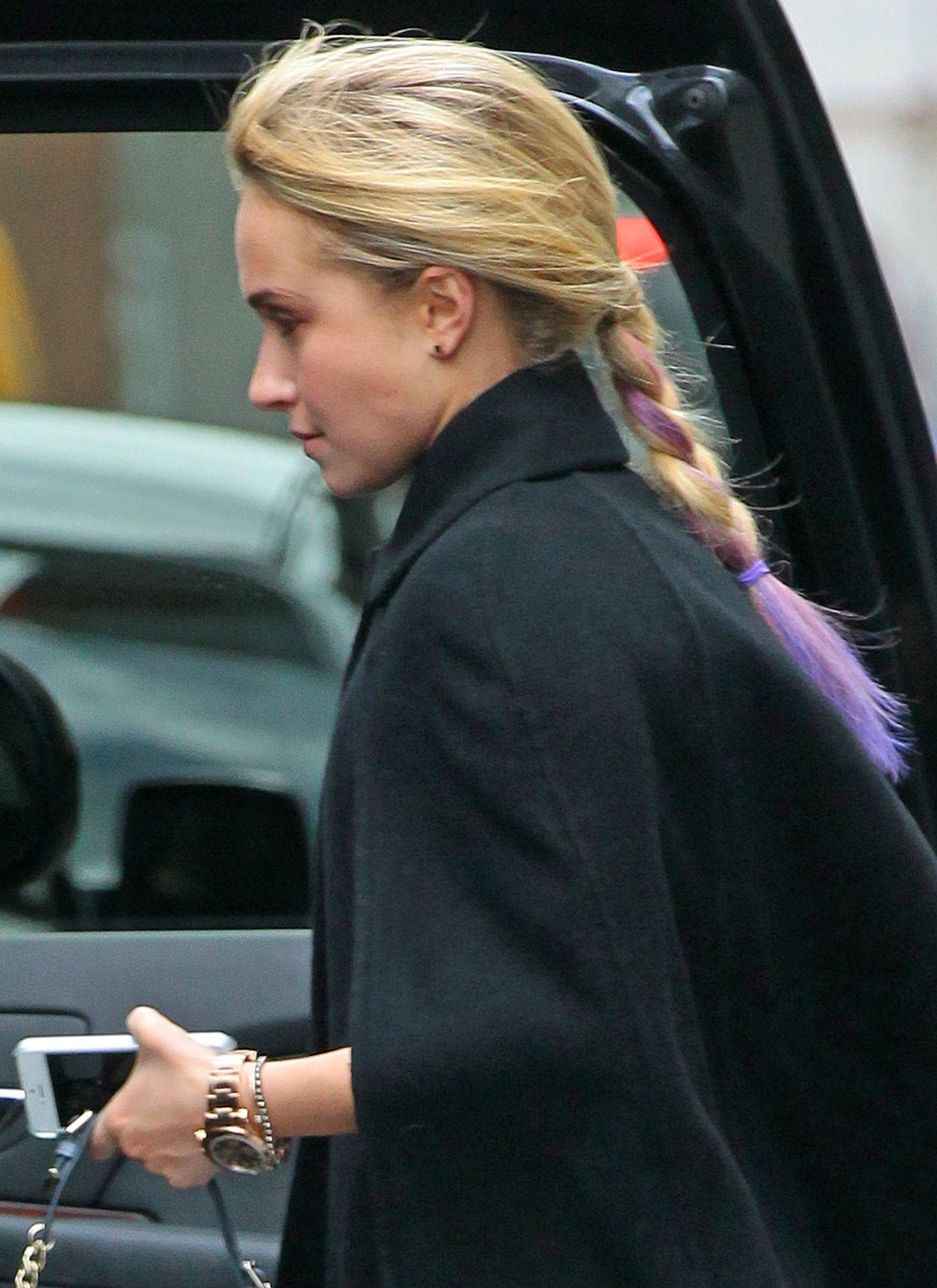 Schauspielerin Hayden Panettiere peppt ihr blondes Haar mit gefärbten Spitzen in leuchtendem Lila auf.