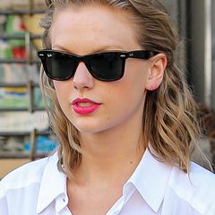 Taylor Swift trägt ihre Haare im Beach-Look nach hinten gegelt. Leichte Wellen geben der Frisur Taylors typische, romantische Note.