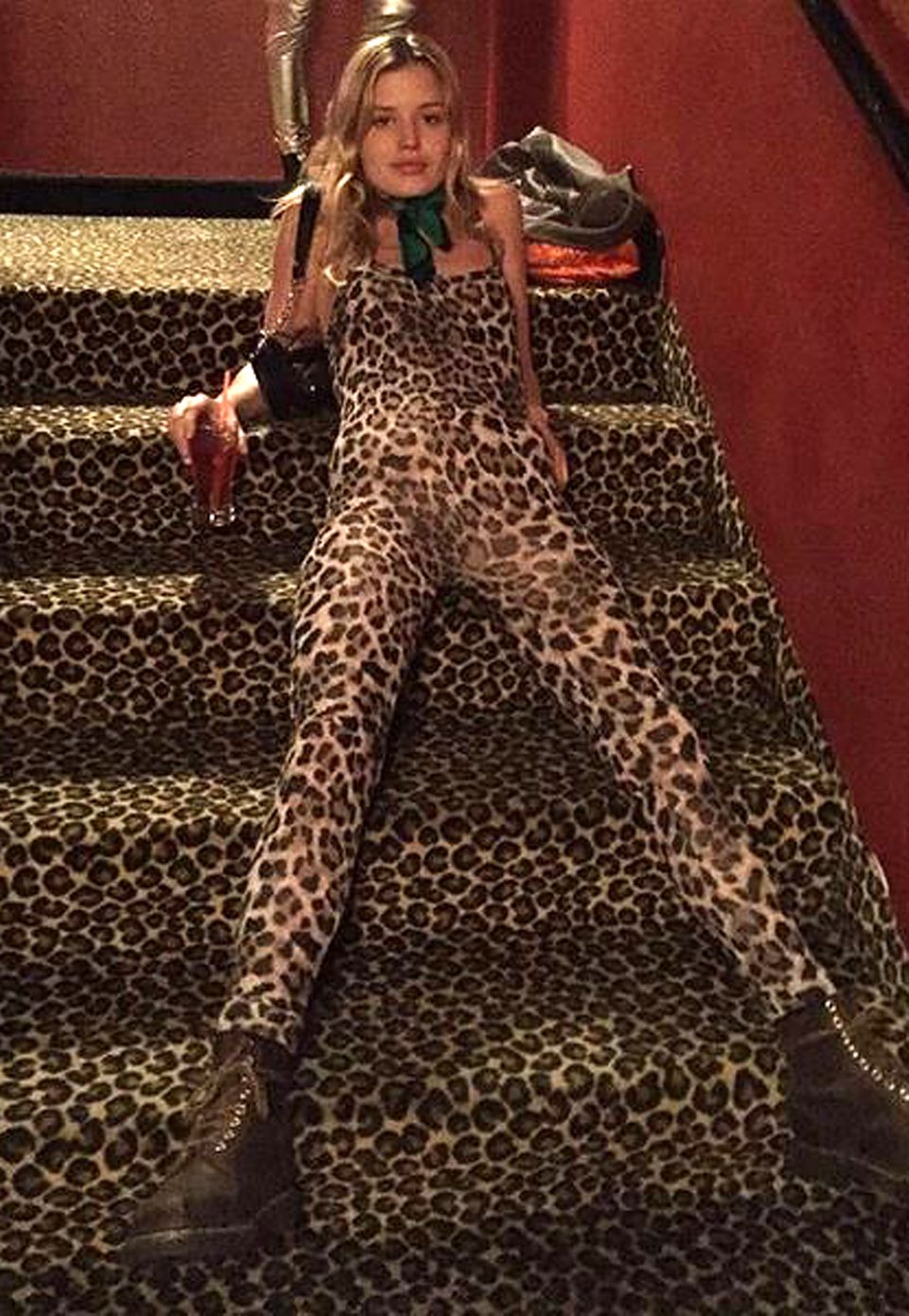 Tierisch wild geht es bei Model Georgia May Jagger zu. Die Tochter von Rolling-Stones-Frontmann Mick legt sich im Leo-Overall einfach mal ganz entspannt auf eine Treppe mit gleichem Muster.