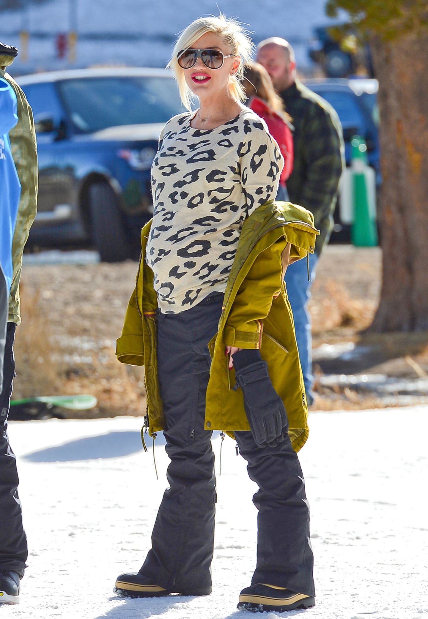 Auch hochschwanger hat Gwen Stefani noch Spaß im Ski-Urlaub. Mit auffälligem Leo-Print-Pullover und der senfgelb-grünlichen Winterjacke ist sie dabei auch ein echter Blickfang.